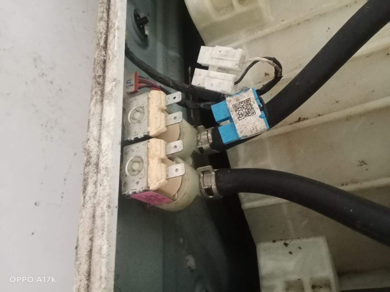 Mã Lỗi Máy Giặt Panasonic Nội Địa Nhật: Bảng Tra Chữ U Và H Cụm van cấp nước phía sau máy giặt với hai đường ống nối và giắc điện, chỗ hay gây lỗi U14