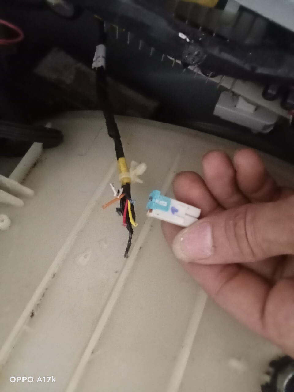 Kỹ thuật viên kiểm tra bộ lọc bơm xả máy giặt Panasonic