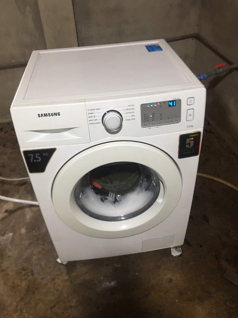 Máy Giặt Rung Lắc Mạnh Khi Vắt: Tra Nhanh Theo Dấu Hiệu Máy giặt cửa ngang Samsung 7,5 kg đặt trực tiếp trên nền bê tông thô chưa lát phẳng