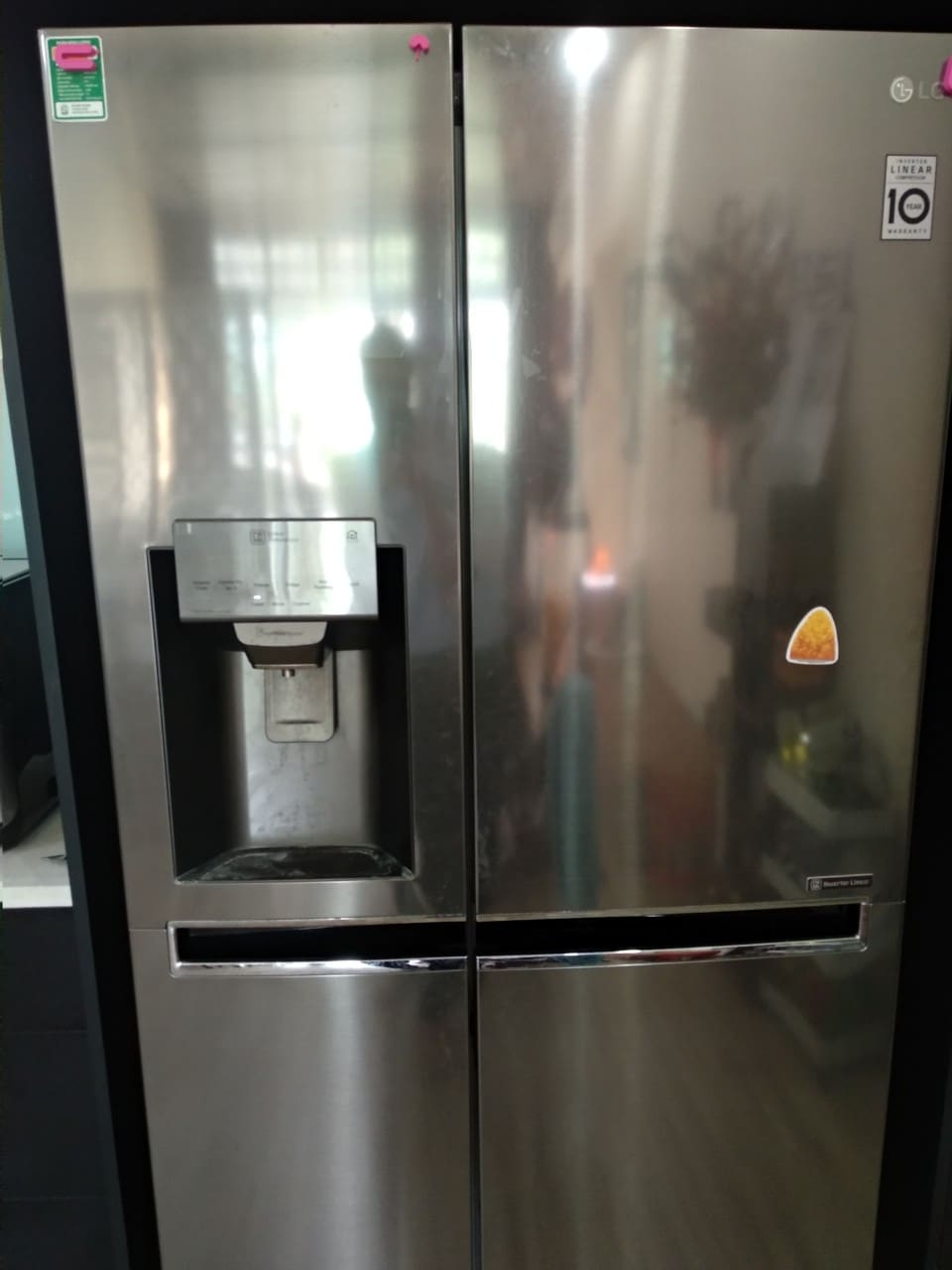 Tủ lạnh LG side by side kê sát tường trong góc bếp gia đình