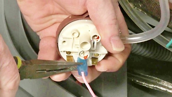 Cảm biến mực nước và phao áp suất trên máy giặt Toshiba