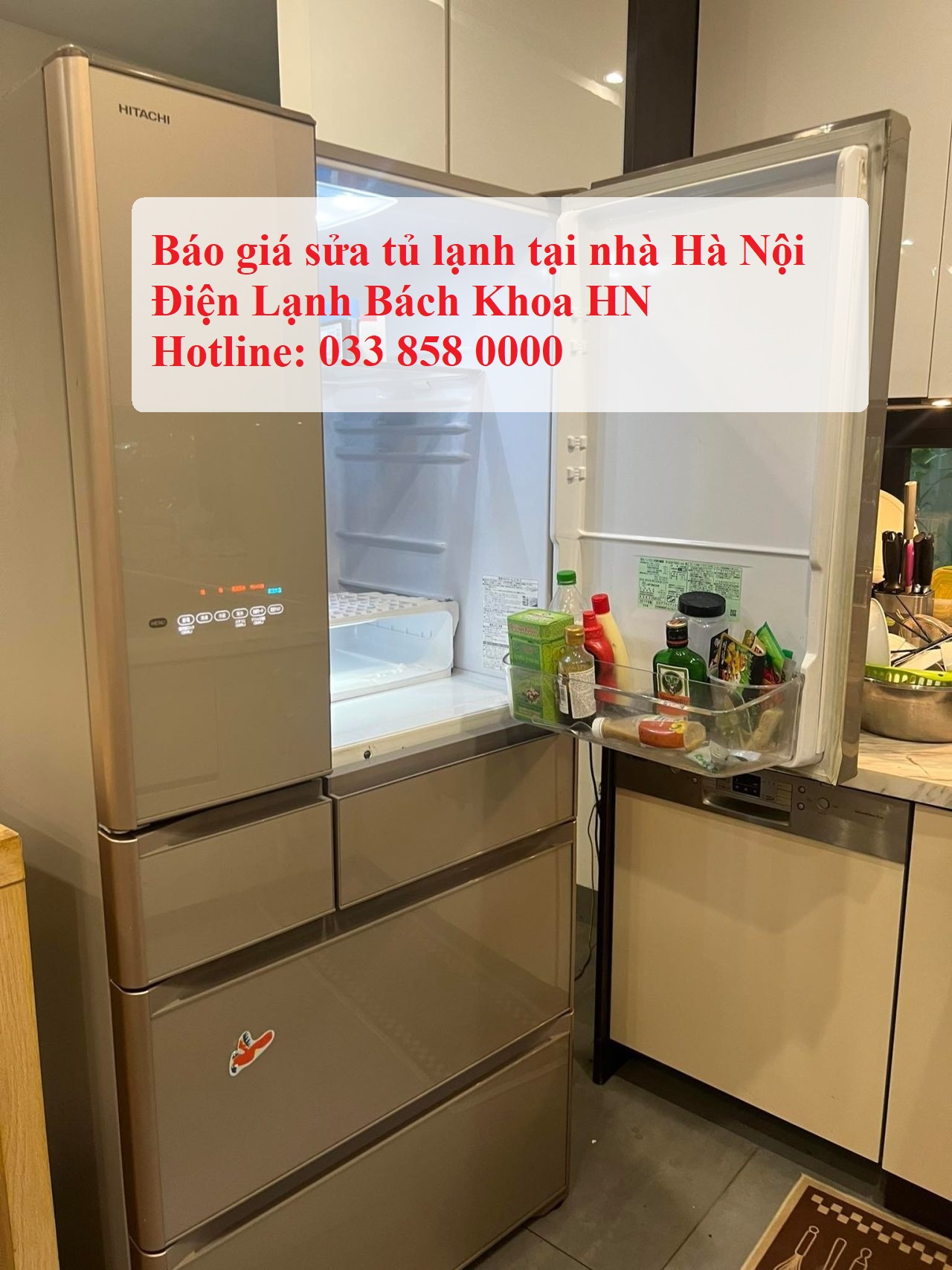 Thay Block Tủ Lạnh: Kiểm Tra Kỹ Trước Khi Đồng Ý Thay Tủ lạnh Hitachi nhiều cánh mở cửa trong căn bếp gia đình tại Hà Nội, kèm thông tin báo giá sửa tủ lạnh