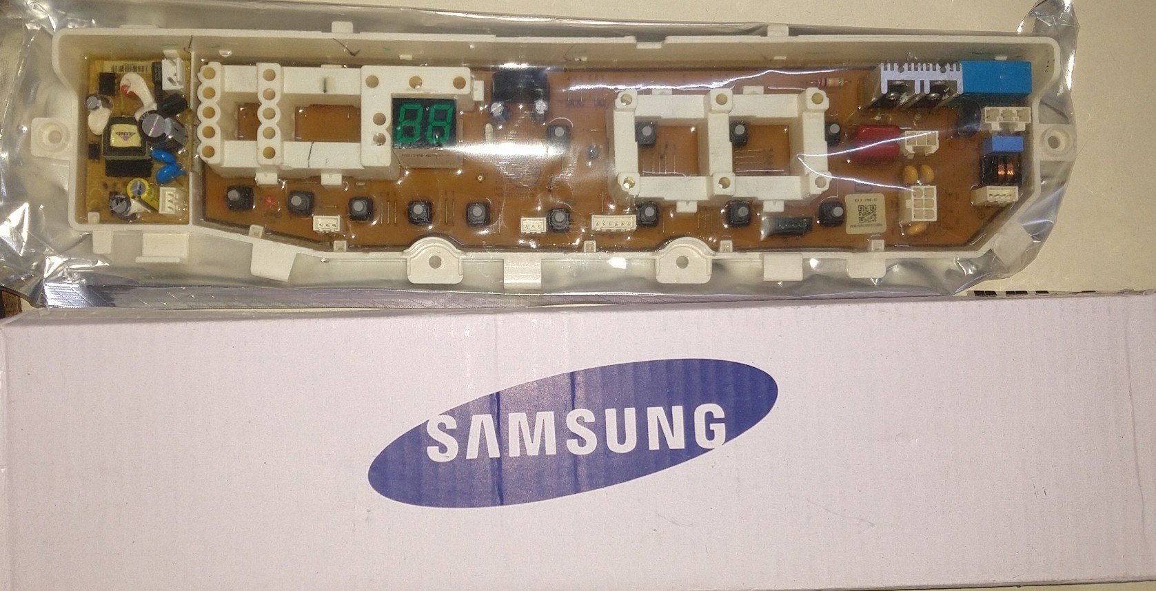 Bo mạch máy giặt Samsung được kỹ thuật viên kiểm tra