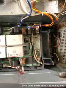 Mặt sau board nguồn bếp từ với các linh kiện công suất