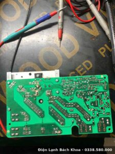 Mặt sau board nguồn bếp từ với các linh kiện công suất