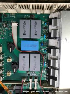 Mặt sau board nguồn bếp từ với các linh kiện công suất