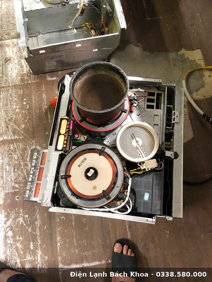Sửa Bếp Từ Nội Địa Nhật & Đức Tại Hà Nội Chuyên Nghiệp Mặt sau board nguồn bếp từ với các linh kiện công suất