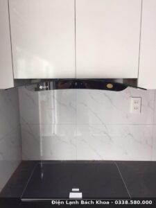 Mặt kính bếp từ sau khi vệ sinh và kiểm tra vùng nấu
