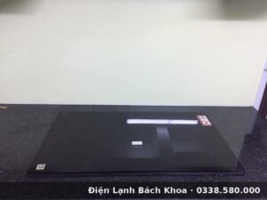 Mặt kính bếp từ sau khi vệ sinh và kiểm tra vùng nấu