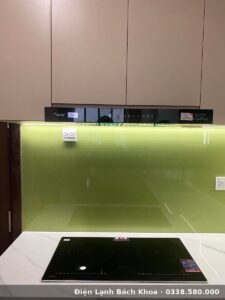 Mặt kính bếp từ sau khi vệ sinh và kiểm tra vùng nấu
