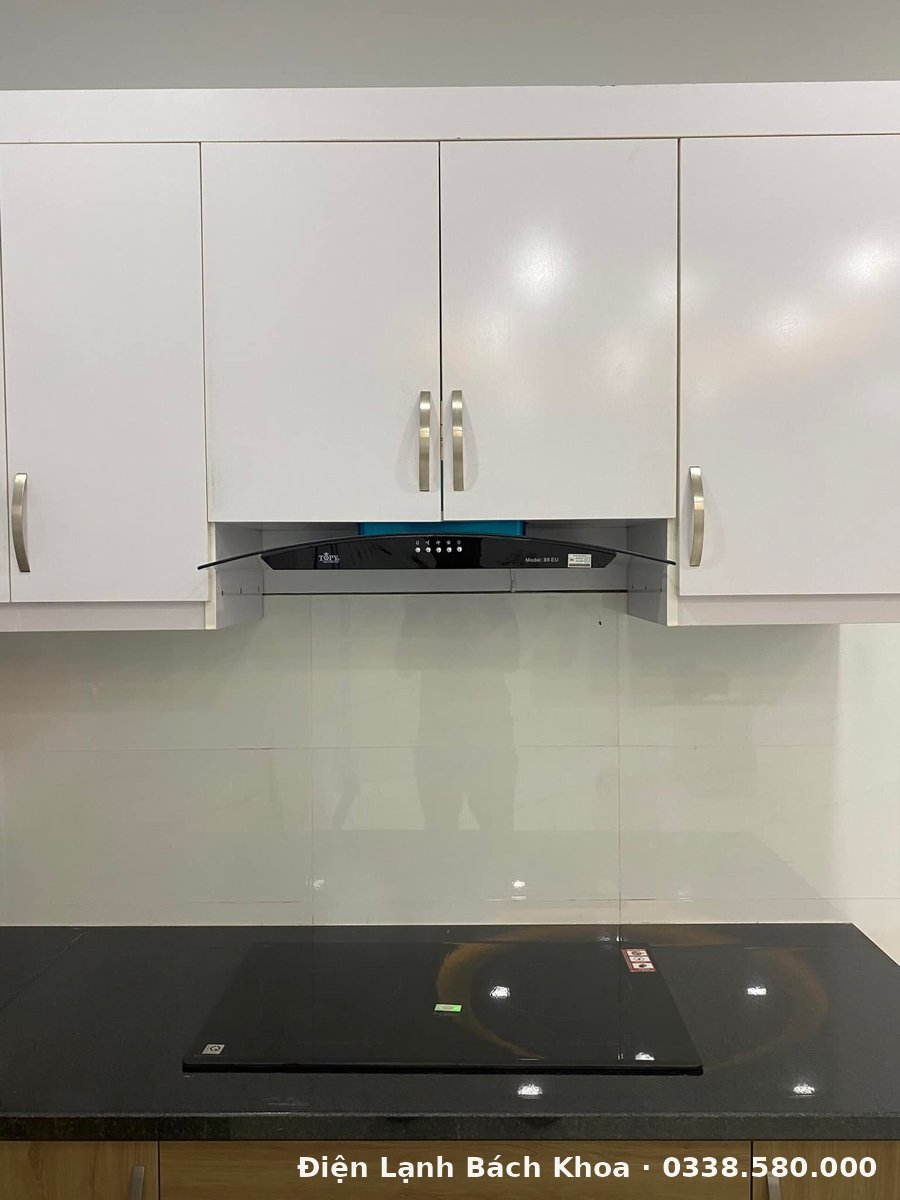 Thay Mặt Kính Bếp Từ Tại Nhà Hà Nội – Quy Trình 45-90 Phút Bếp từ lắp đặt trong gian bếp gia đình tại Hà Nội