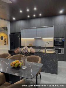 Bếp từ lắp đặt trong gian bếp gia đình tại Hà Nội