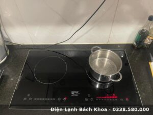 Kỹ thuật viên Điện Lạnh Bách Khoa đang xử lý lỗi bếp từ tại nhà khách