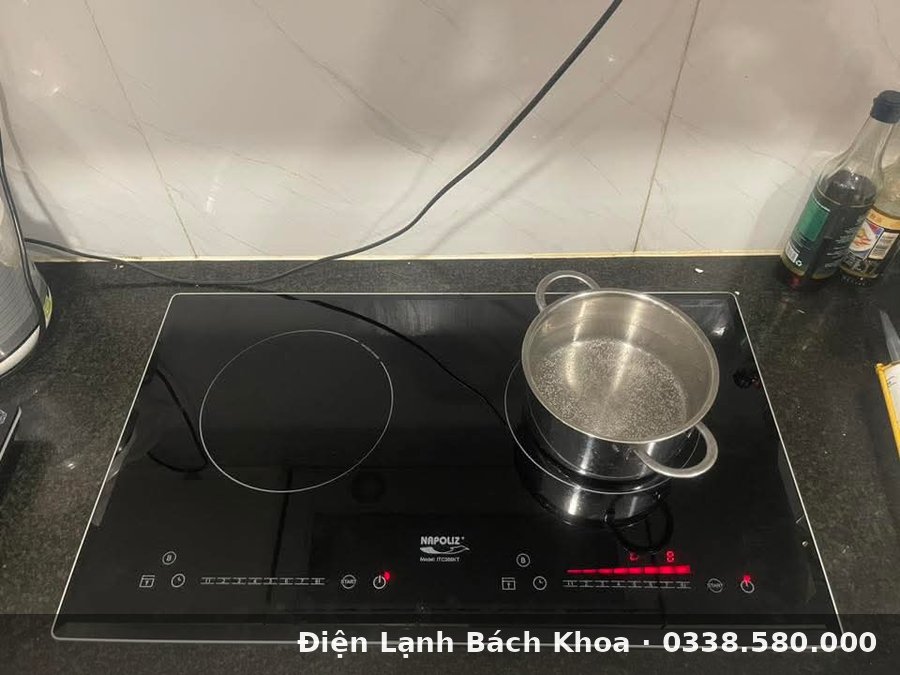 Sửa Bếp Từ Tại Nam Từ Liêm & Mỹ Đình – Thợ Đến Nhanh Kỹ thuật viên Điện Lạnh Bách Khoa đang xử lý lỗi bếp từ tại nhà khách