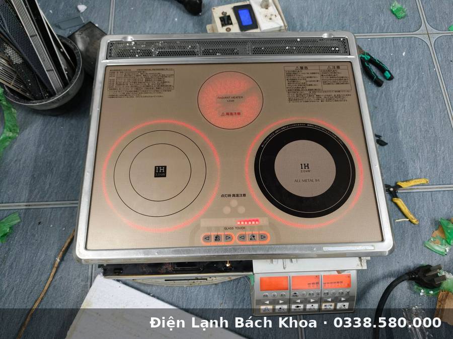 Sửa Bếp Từ Phường Xuân La & Nhật Tân Tây Hồ Kỹ thuật viên Điện Lạnh Bách Khoa đang xử lý lỗi bếp từ tại nhà khách