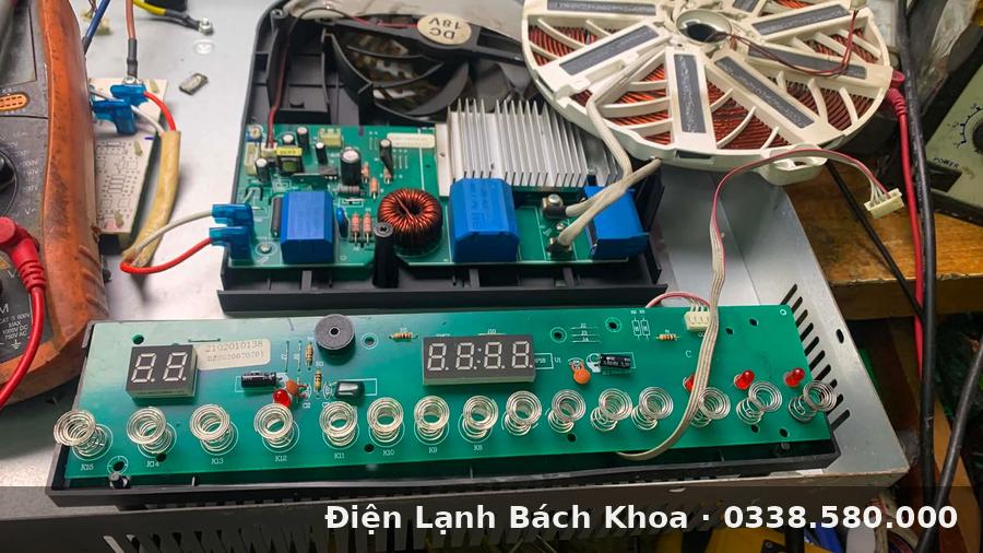 Sửa Bếp Từ Đường Nguyễn Trãi Thanh Xuân Hà Nội Bo mạch và linh kiện bếp từ được kiểm tra trước khi thay thế
