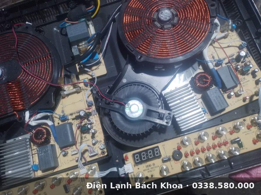 Sửa Bếp Từ Tại Hoàng Mai Hà Nội – Thợ Đến 40 Phút Sửa chữa bếp từ tại nhà - kiểm tra quạt tản nhiệt và board công suất