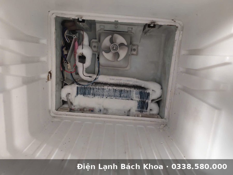 Sửa Bếp Từ Tại Hai Bà Trưng – Thợ 30 Phút, Bảo Hành Bên trong bếp từ sau khi tháo nắp - kiểm tra mâm từ và board điều khiển