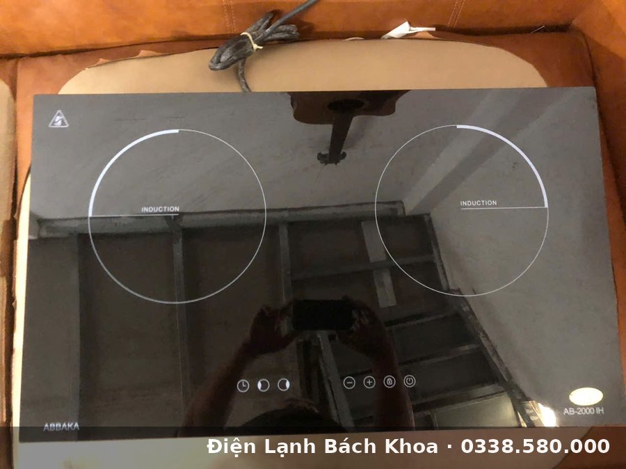 Sửa Bếp Từ Siemens, AEG Tại Nhà Hà Nội – Linh Kiện Châu Âu Kiểm tra board hiển thị và cuộn cảm bếp từ sau khi tháo máy