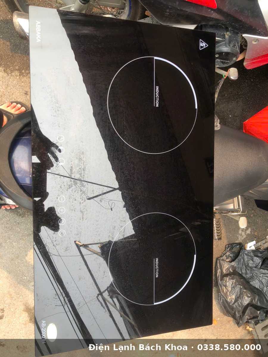 Điện Lạnh Bách Khoa – Sửa Bếp Từ Uy Tín Hà Nội Bên trong bếp từ sau khi tháo nắp - kiểm tra mâm từ và board điều khiển