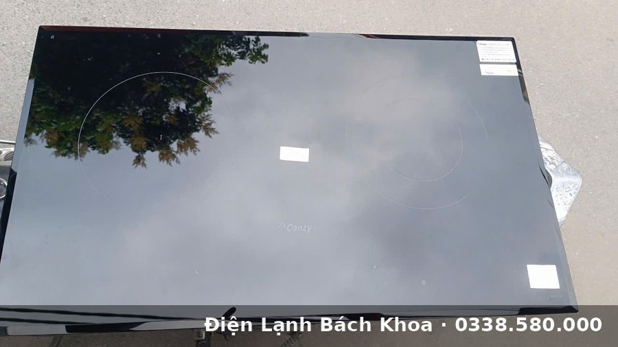 Dịch Vụ Sửa Bếp Từ Uy Tín Hà Nội – Bảo Hành 12 Tháng Bên trong bếp từ sau khi tháo nắp - kiểm tra mâm từ và board điều khiển