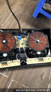 Bên trong bếp từ sau khi tháo nắp - kiểm tra mâm từ và board điều khiển