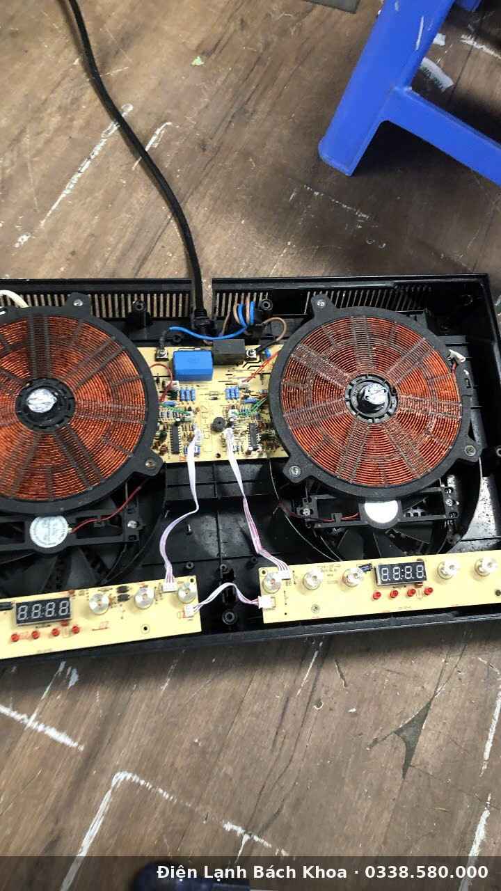 Thay Mặt Kính Bếp Từ Tại Nhà Hà Nội – Quy Trình 45-90 Phút Bên trong bếp từ sau khi tháo nắp - kiểm tra mâm từ và board điều khiển