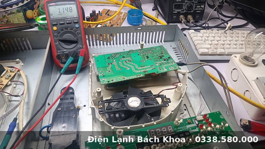 Sửa Bếp Từ Mất Bao Lâu? Bao Nhiêu Tiền? Giải Đáp Chi Tiết Bên trong bếp từ sau khi tháo nắp - kiểm tra mâm từ và board điều khiển