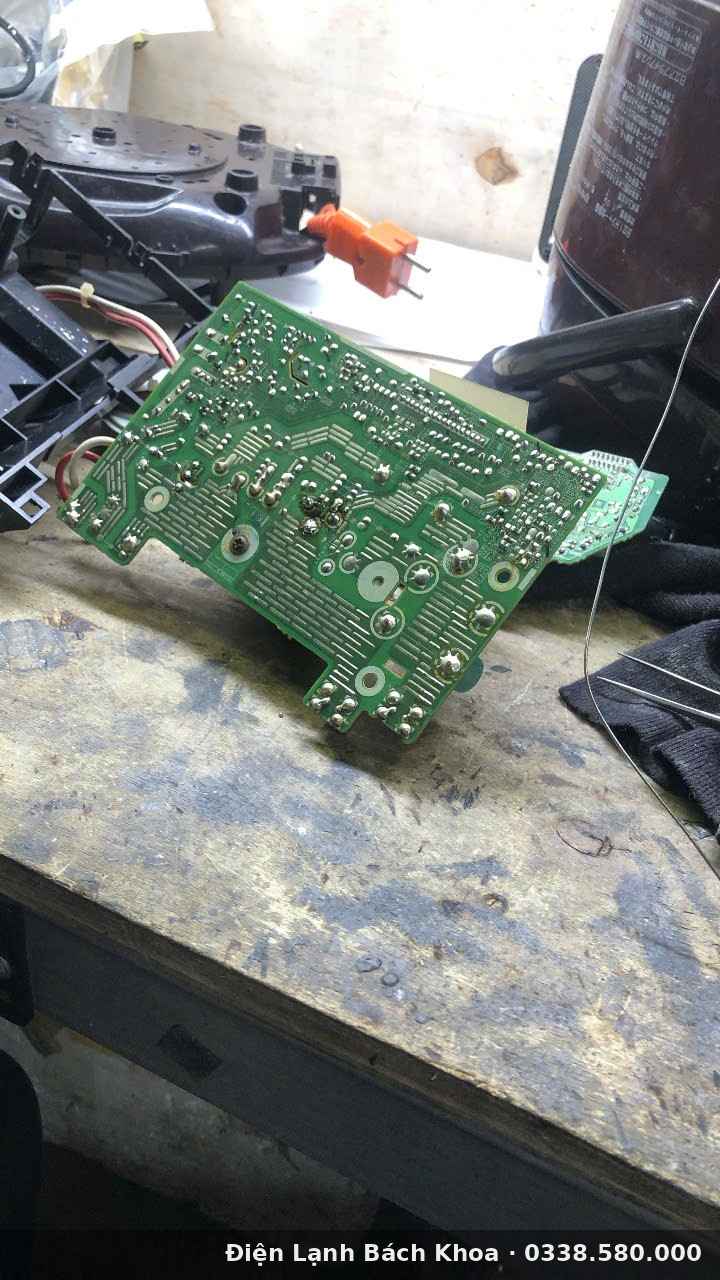 Sửa Bếp Từ Tại Long Biên Hà Nội – Thợ Đến Nhà Nhanh Kiểm tra board hiển thị và cuộn cảm bếp từ sau khi tháo máy