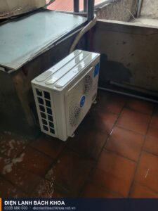 Cục nóng điều hòa lắp ban công nhà phố Hà Nội chuẩn bị nạp gas và bảo dưỡng