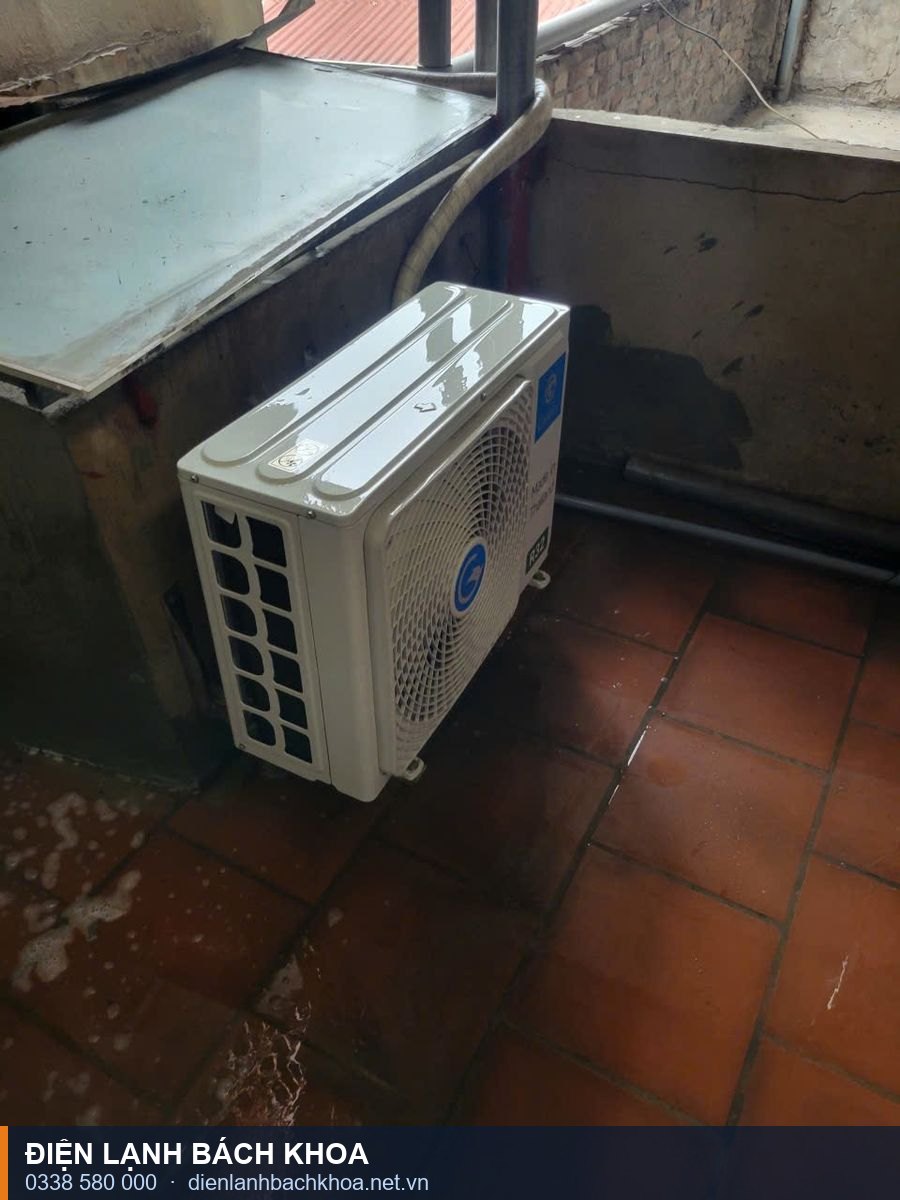 Cục nóng điều hòa lắp ban công nhà phố Hà Nội chuẩn bị nạp gas và bảo dưỡng