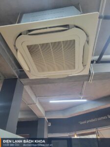 Dàn lạnh cassette âm trần của hệ điều hòa trung tâm VRV lắp trong không gian thương mại