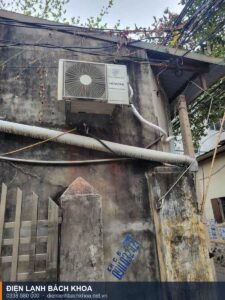 Cục nóng điều hòa lắp trên tường nhà phố Hà Nội cần kiểm tra và bảo dưỡng