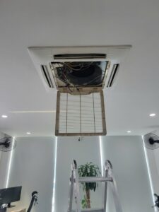 Kỹ thuật viên kiểm tra điều hòa âm trần cassette tháo nắp – dịch vụ sửa điều hòa tại nhà Hà Nội