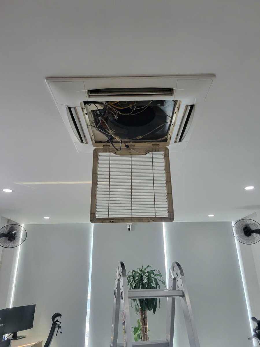 Kỹ thuật viên kiểm tra điều hòa âm trần cassette tháo nắp – dịch vụ sửa điều hòa tại nhà Hà Nội