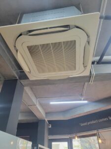Điều hòa cassette âm trần lắp đặt trong quán cà phê – sửa và vệ sinh điều hòa tại Hà Nội