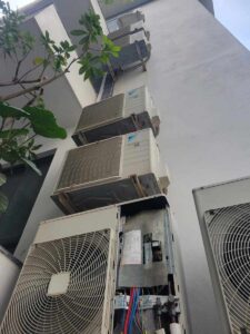 Nhiều cục nóng điều hòa Daikin gắn mặt ngoài tòa nhà – sửa điều hòa đa dàn Hà Nội