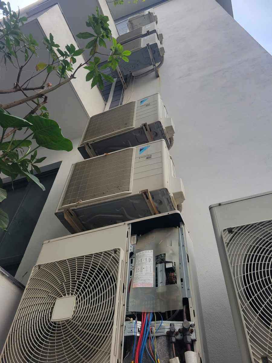 Tháo Lắp Điều Hòa Hà Nội – Giá Từ 250K, Thợ Đến 30 Phút Nhiều cục nóng điều hòa Daikin gắn mặt ngoài tòa nhà – sửa điều hòa đa dàn Hà Nội