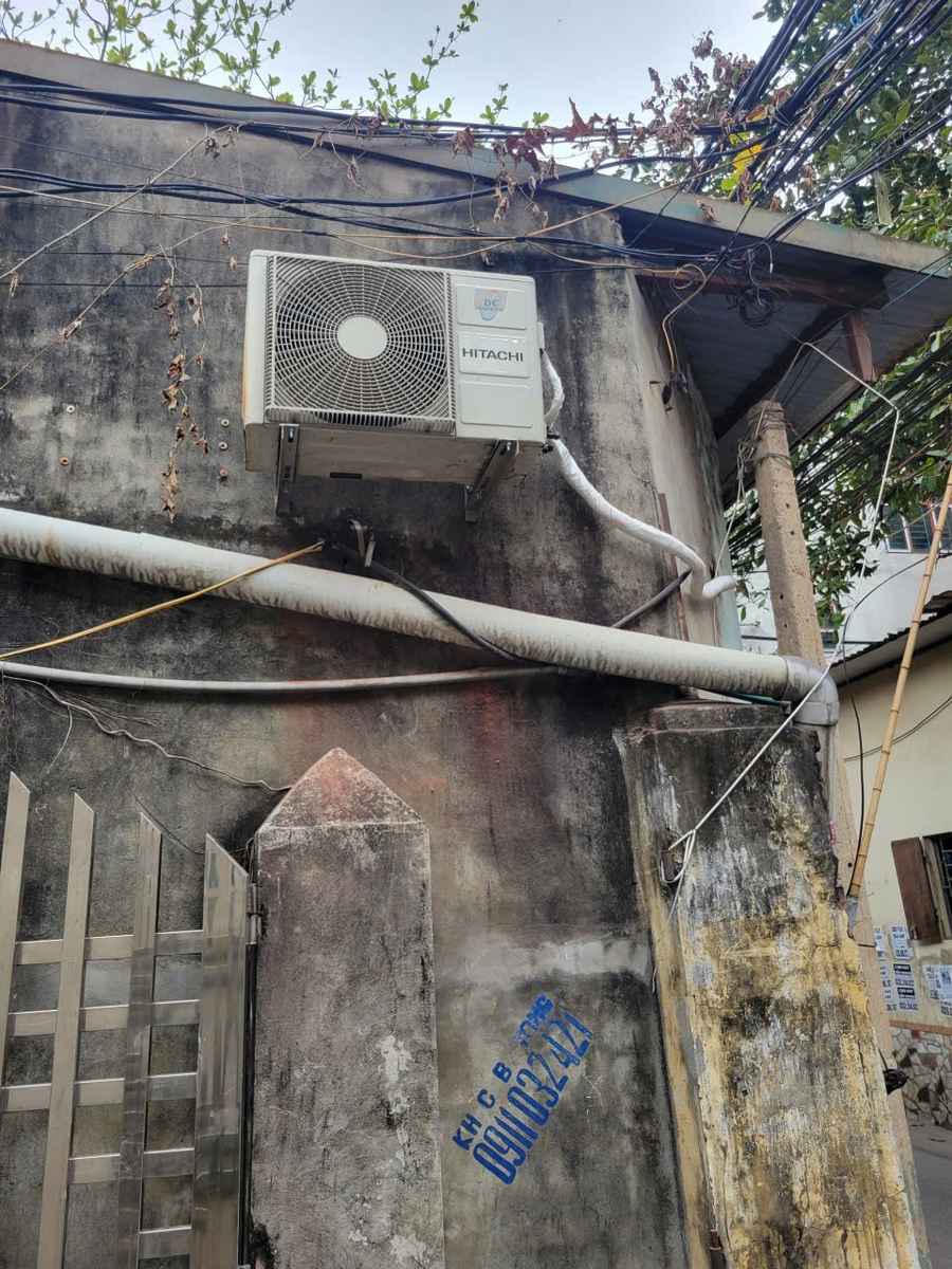 Cục nóng điều hòa Hitachi lắp tường nhà phố Hà Nội cần sửa chữa