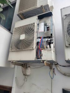 Tháo nắp cục nóng điều hòa kiểm tra dây điện và van gas – sửa điều hòa tại nhà