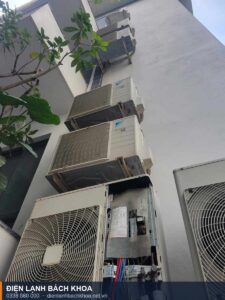 Cụm dàn nóng điều hòa trung tâm lắp ngoài tòa nhà tại Hà Nội, một máy đang mở panel điện để kiểm tra