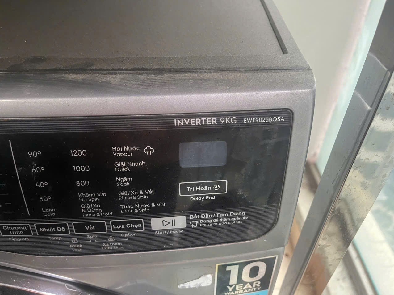 Máy Giặt Nước Nóng: Để Bao Nhiêu Độ Cho Từng Loại Đồ Bảng điều khiển máy giặt Electrolux inverter 9kg với cột chọn nhiệt độ 90, 60, 40, 30 độ và mức lạnh