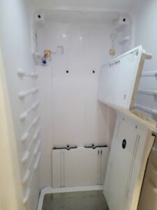 Bên trong tủ lạnh đã tháo cánh cửa ngăn mát để kiểm tra