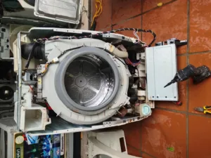 Máy giặt cửa ngang tháo rời hoàn toàn, lộ lồng trong inox và bó dây điện