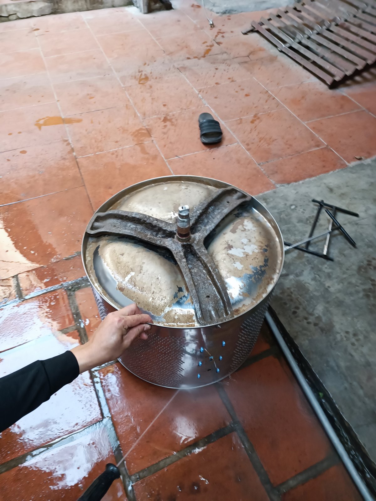 Thay Dây Curoa Máy Giặt: Máy Nào Có, Máy Nào Không Mâm sao và lồng giặt máy cửa trên đã tháo ra, thấy rõ lớp cặn trắng bám trên bề mặt