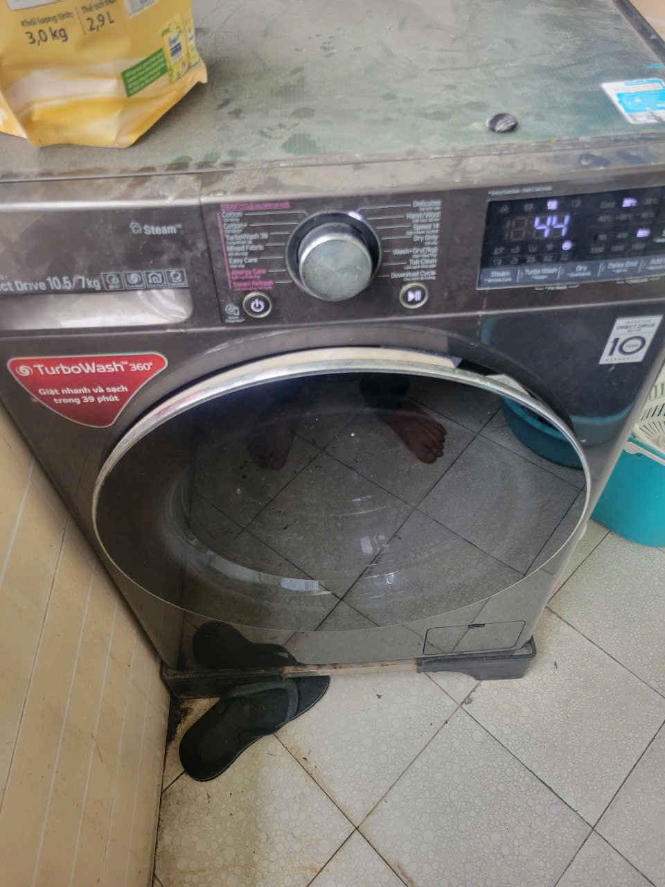 Máy Giặt Nước Nóng: Để Bao Nhiêu Độ Cho Từng Loại Đồ Máy giặt LG cửa ngang mở cửa tại nhà khách, màn hình hiển thị thời gian còn lại