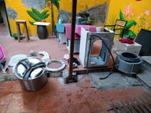 Máy giặt tháo rời hoàn toàn gồm vỏ máy, lồng inox và thùng ngoài đặt trên sân thượng