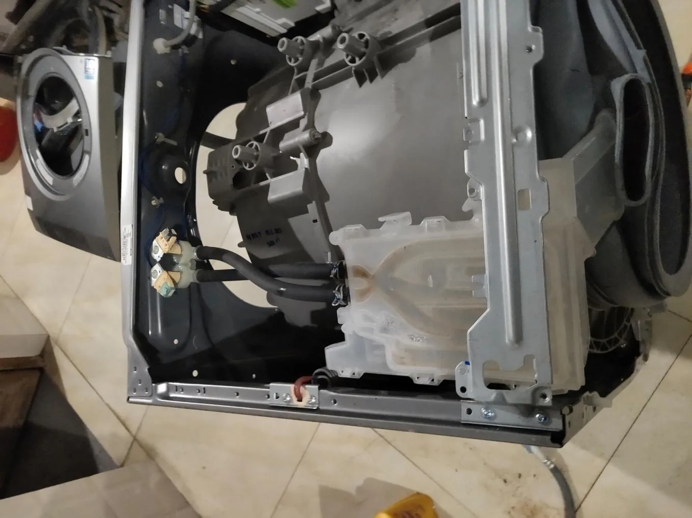 Dịch vụ sửa máy giặt tại quận Bắc Từ Liêm giá rẻ, tận nhà Máy giặt cửa ngang đặt nằm, tháo nắp lưng lộ thùng ngoài, hộp chia nước giặt và đường ống xả