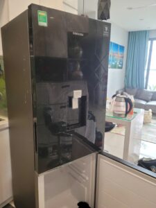 Tủ lạnh Samsung side by side có vòi lấy nước và đá gắn ngoài cánh cửa