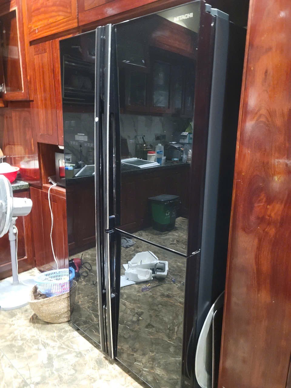 Cách Vệ Sinh Tủ Lạnh Đúng Cách: 3 Việc Ai Cũng Bỏ Qua Tủ lạnh side by side đặt sát tủ bếp gỗ trong gian bếp gia đình